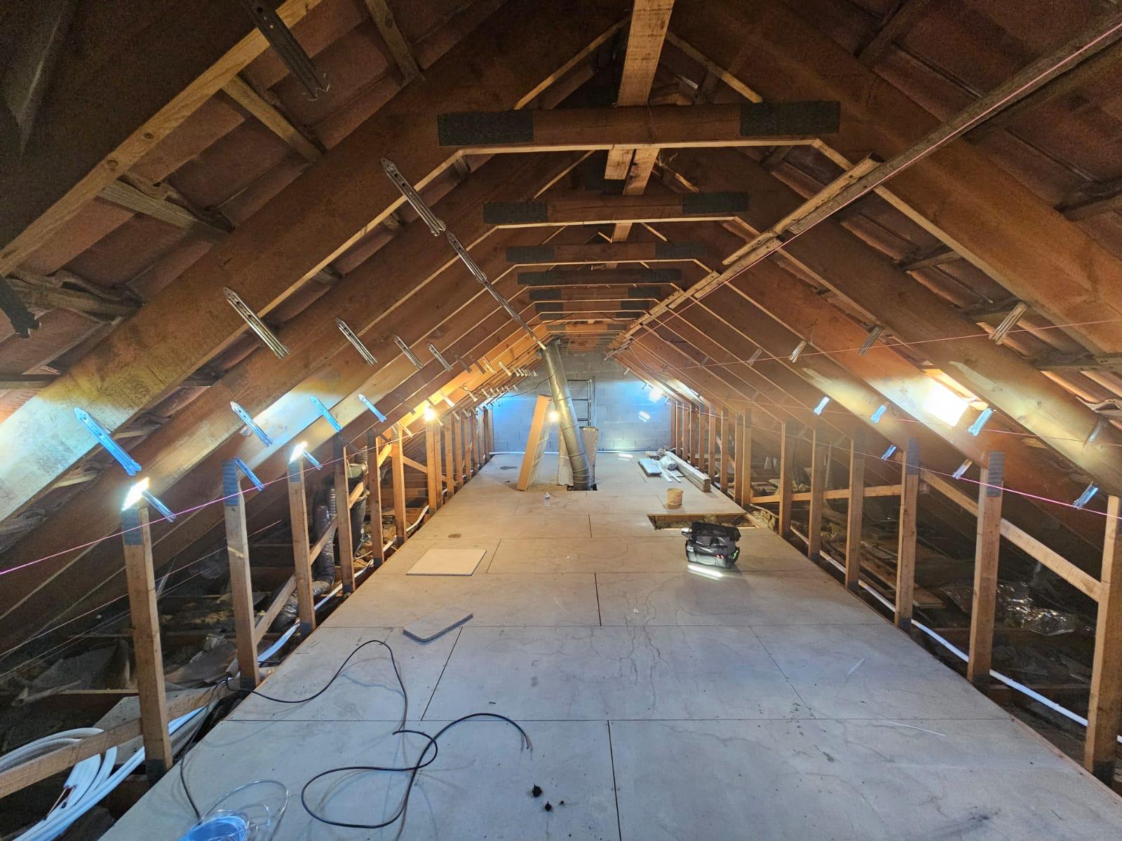 Combles avant travaux — charpente et suspentes installées