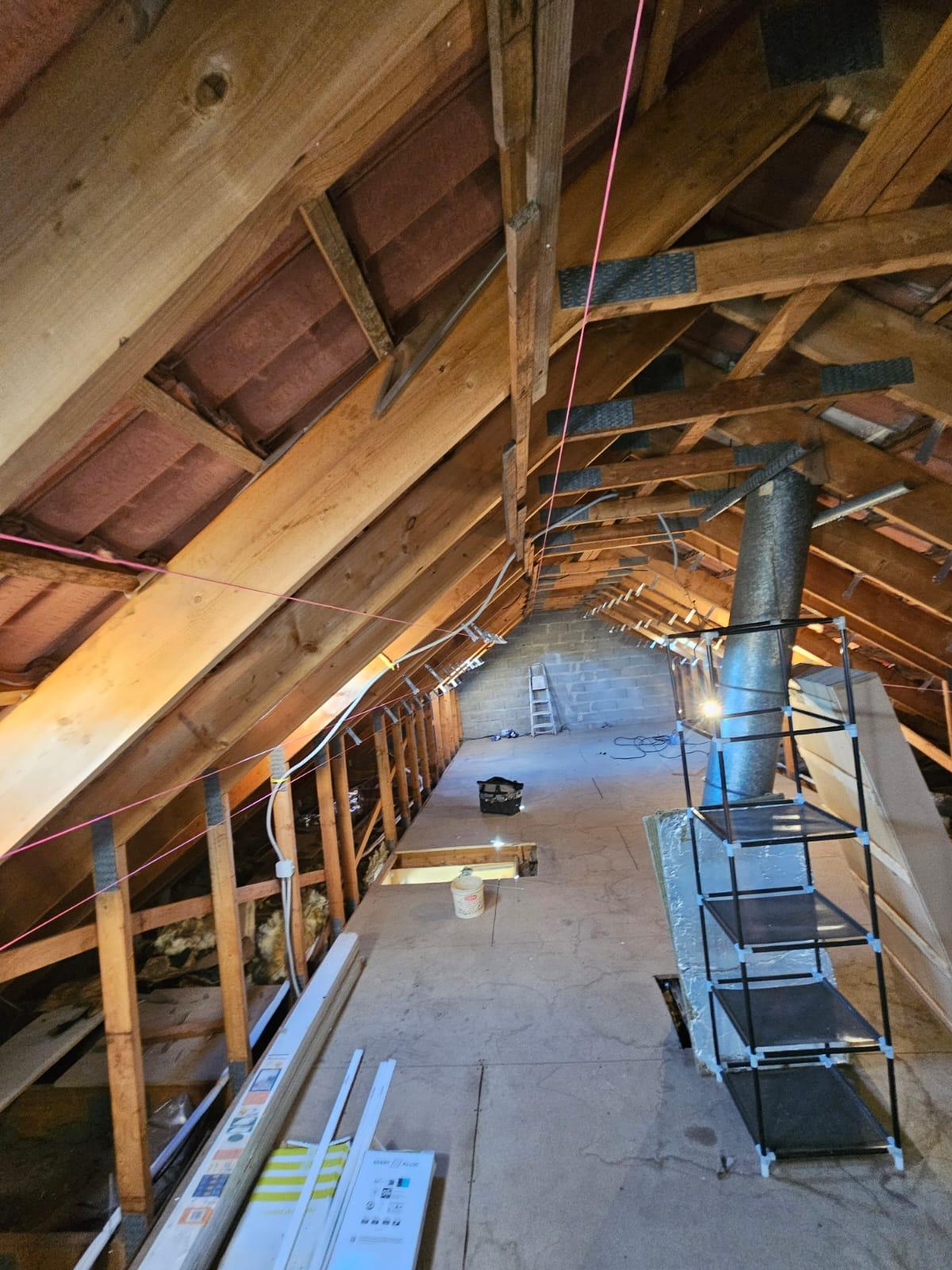 Pose des suspentes métalliques sur la charpente