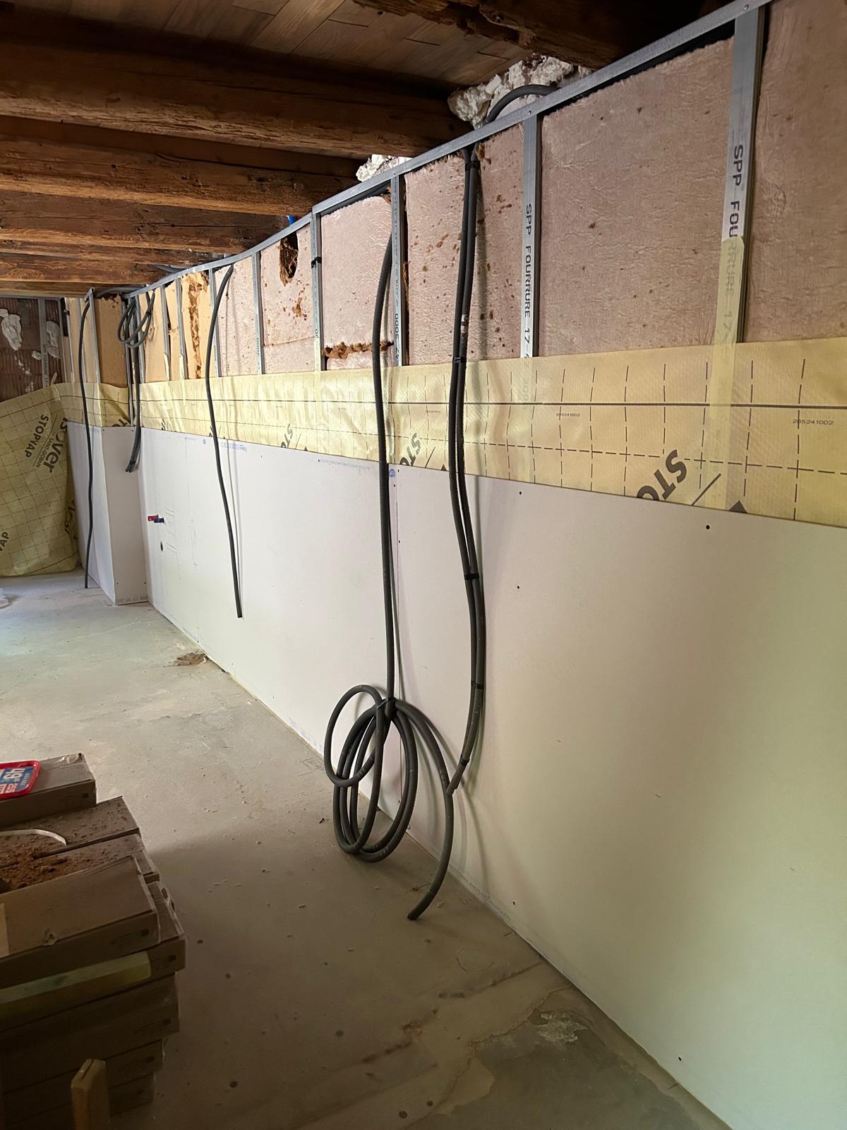 Isolation des murs extérieurs par l'intérieur — ossature et isolant en cours