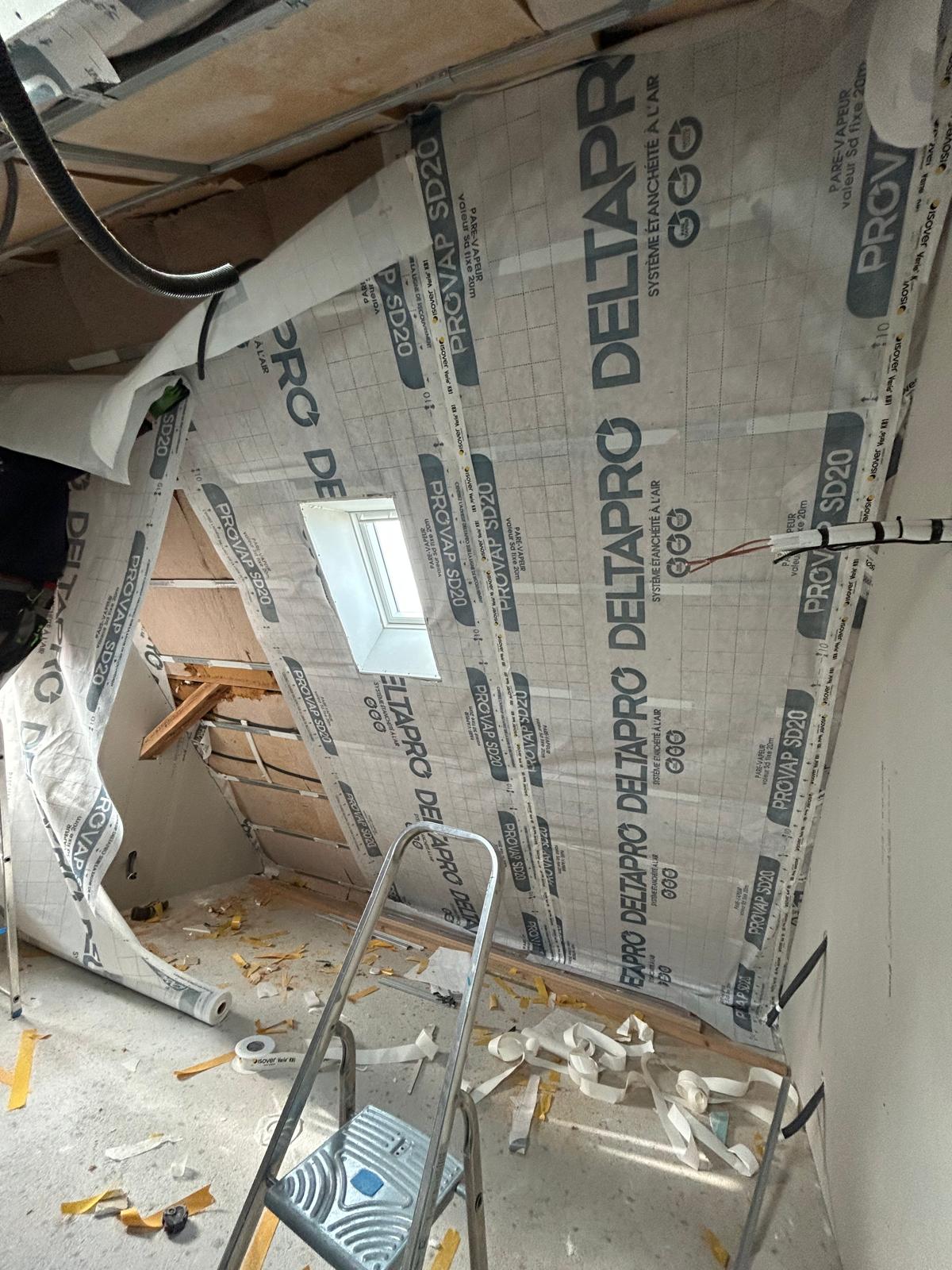 Pose du pare-vapeur sur les rampants des combles