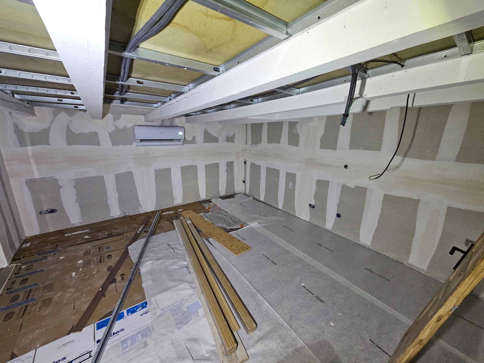 Salle de bains en cours — placo hydrofuge dans les combles