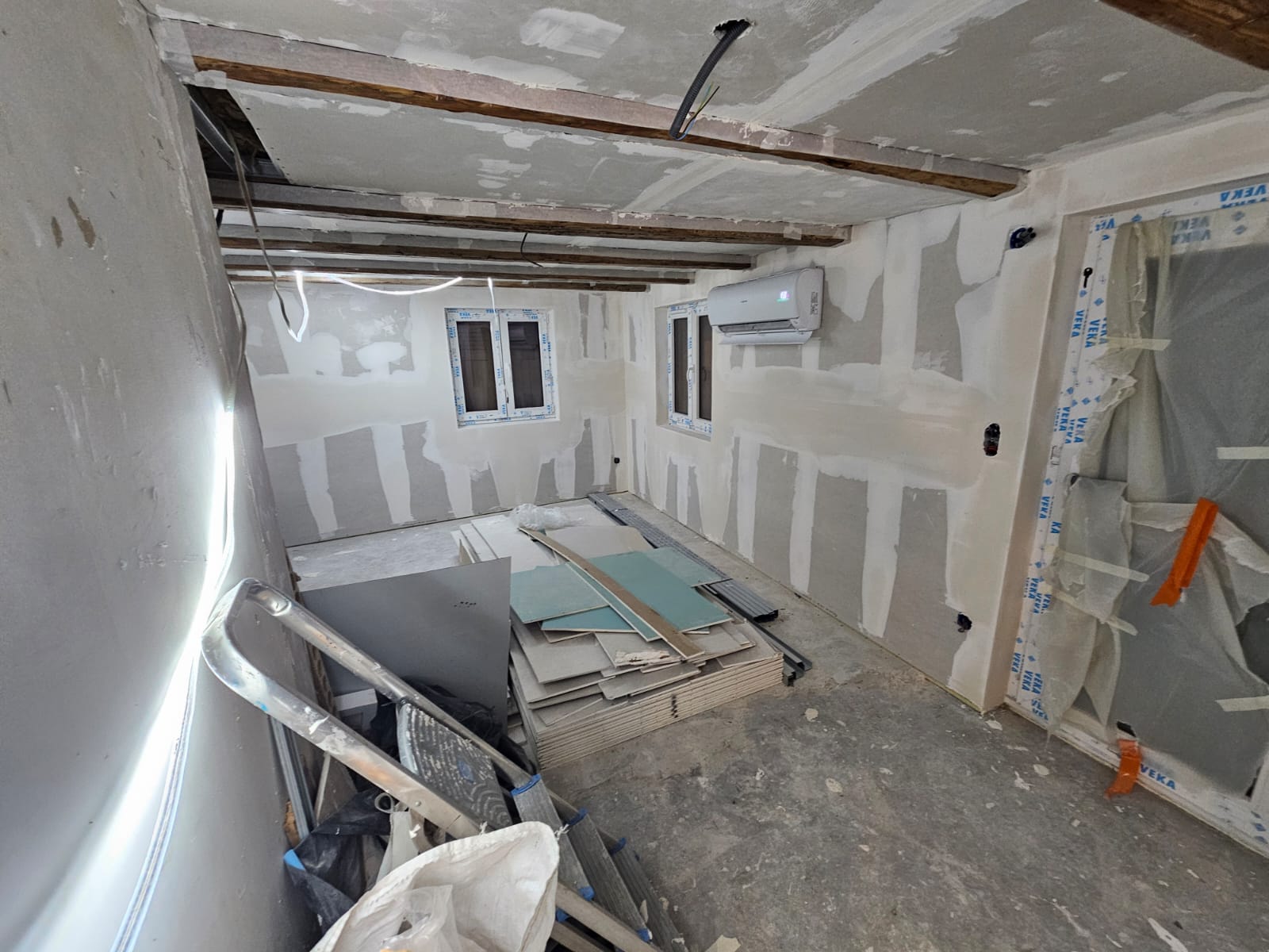 Création de cloisons placo — ossature, BA13 et menuiseries posées, ABK Rénov'