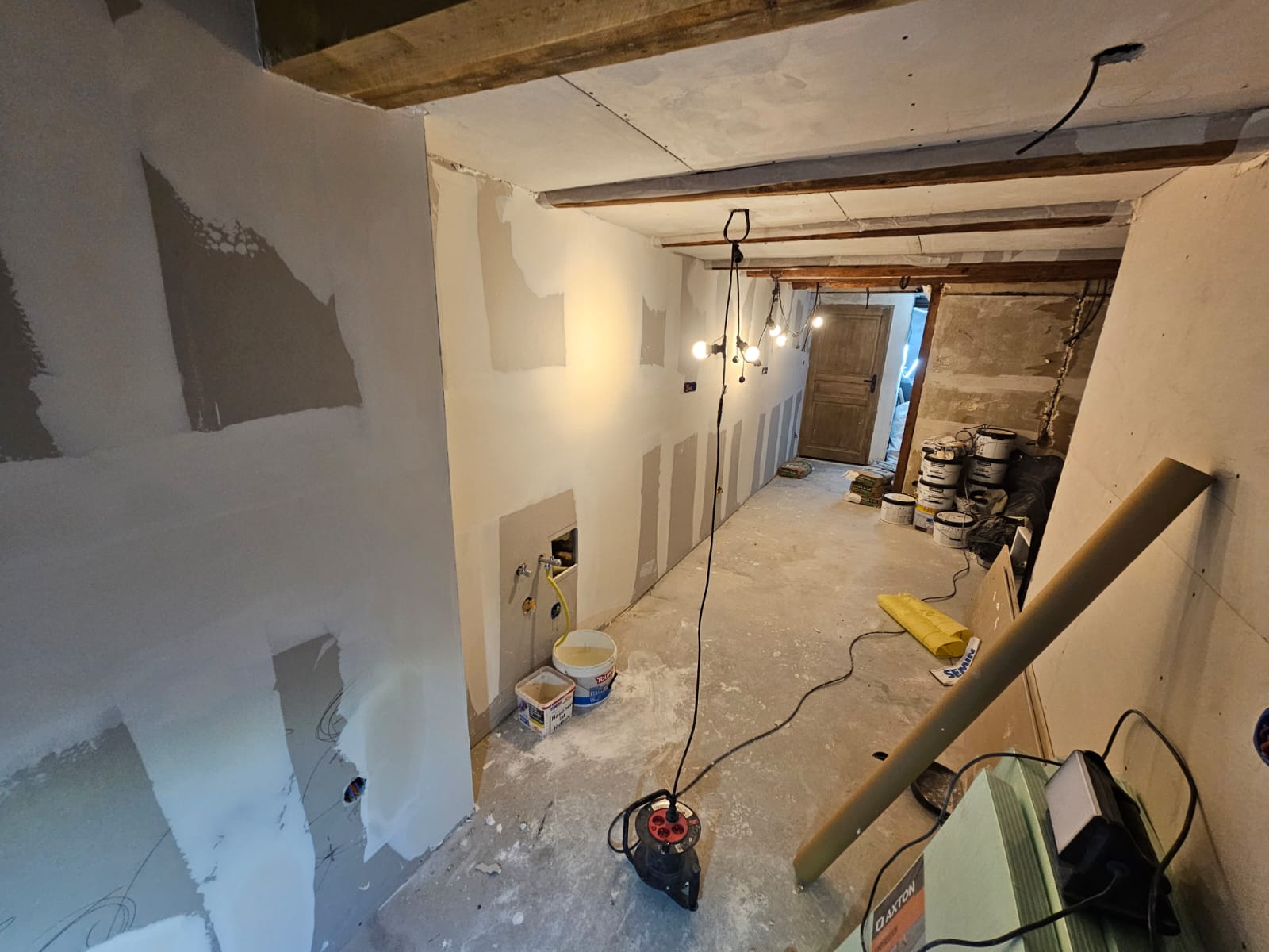 Rénovation intérieure — murs placo, câblage électrique et jonctions apparents, ABK Rénov'